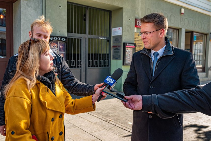 Wiceprezydent Adam Wieczorek udziela wywiadu 