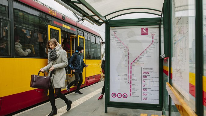 Na wiatach przystankowych rozwieszone są nowe układy tras komunikacji miejskiej - fot. Radosław Jóźwiak / UMŁ