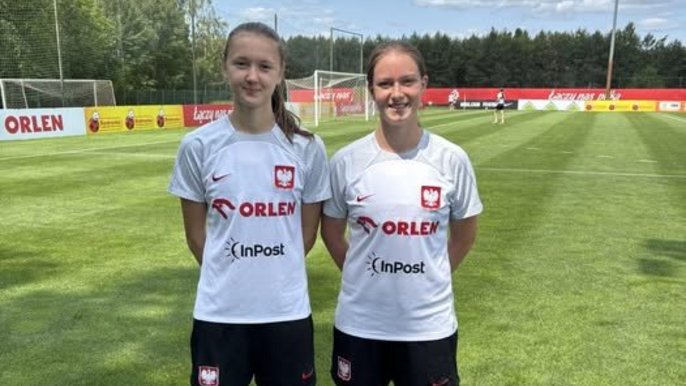 - na zdjęciu Zofia Pągowska i Martyna Bartczak w koszulka reprezentacji Polski