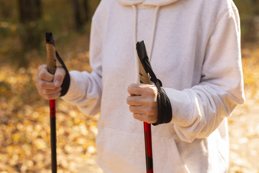 Bałuckie Centra Zdrowego i AKtywnego Seniora zapraszają na jesienny spacer nordic walking. Fot. Freepik