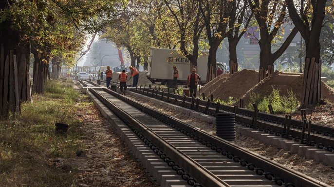 Układają nowe torowisko na remontowanej ul. Dąbrowskiego Układają nowe torowisko na remontowanej ul. Dąbrowskiego - fot. Stefan Brajter / UMŁ