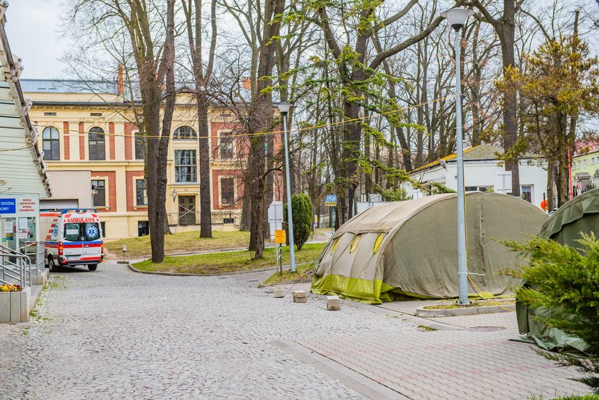 Przed szpitalem miejskim im. Jonschera stanęły namioty, w których może powstać „mobilna" izba przyjęć. fot. Radosław Żydowicz