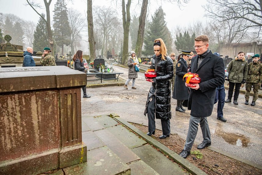 Kwiaty składają wiceprezydent Adam Wieczorek i wiceprzewodnicząca Rady Miejskiej w Łodzi Paulina Setnik. Fot. P. Wacławiak, UMŁ.