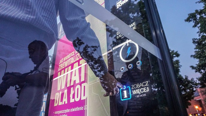 250 przystanków zmieni swój wygląd, a na niektórych pojawią się stacje do ładowania USB. Pierwsze z przystanków, na placu Niepodległości, są już gotowe. 250 przystanków zmieni swój wygląd, a na niektórych pojawią się stacje do ładowania USB. Pierwsze z przystanków, na placu Niepodległości, są już gotowe. - fot. materiały prasowe