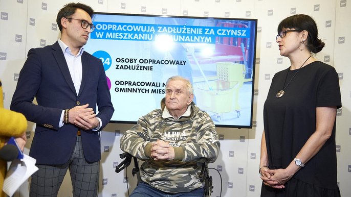 Pan Jan odpracowuje swój dług pracą w szkole Pan Jan odpracowuje swój dług pracą w szkole - fot. Radosław Jóźwiak