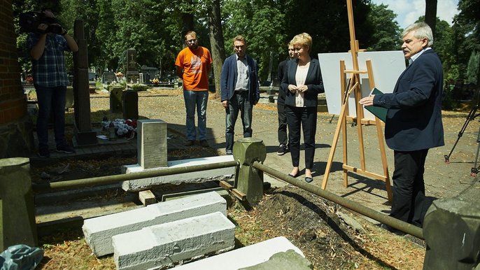 Dzięki kweście na Starym Cmentarzu remontu doczekał się nagrobek ks. Franciszka Pruskiego Dzięki kweście na Starym Cmentarzu remontu doczekał się nagrobek ks. Franciszka Pruskiego - fot. Radosław Jóźwiak / UMŁ
