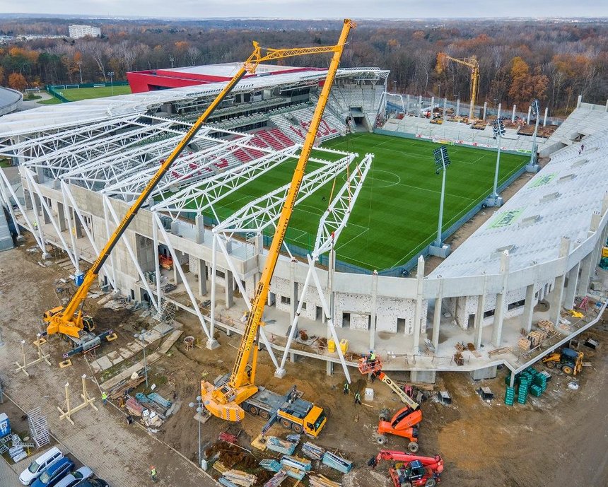 Montaż dachu i budowa ostatniej trybuny na stadionie ŁKS fot. UMŁ