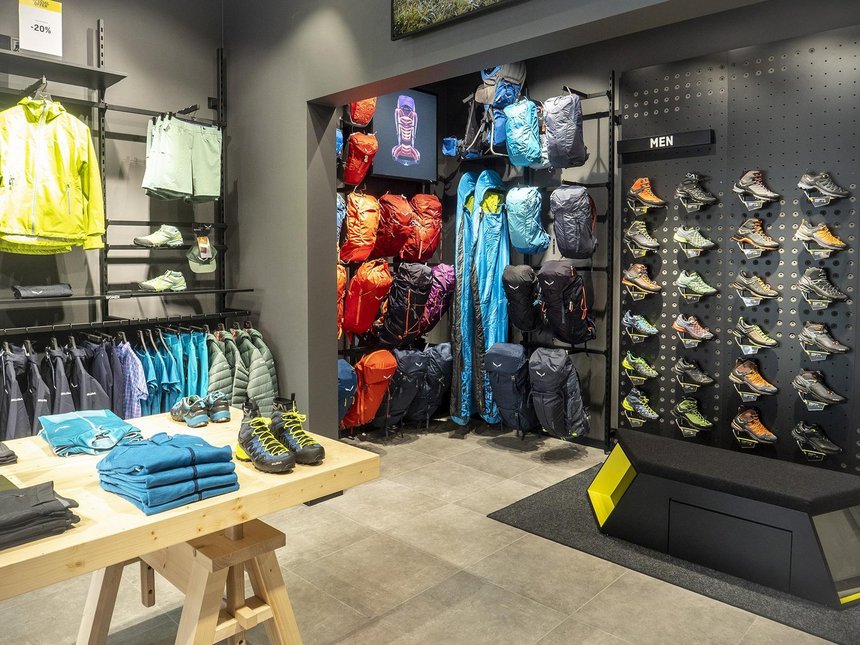 Sklep z odzieżą i wyposażeniem turystycznym Salewa Mountain Shop fot. Stefan Brajter / UMŁ