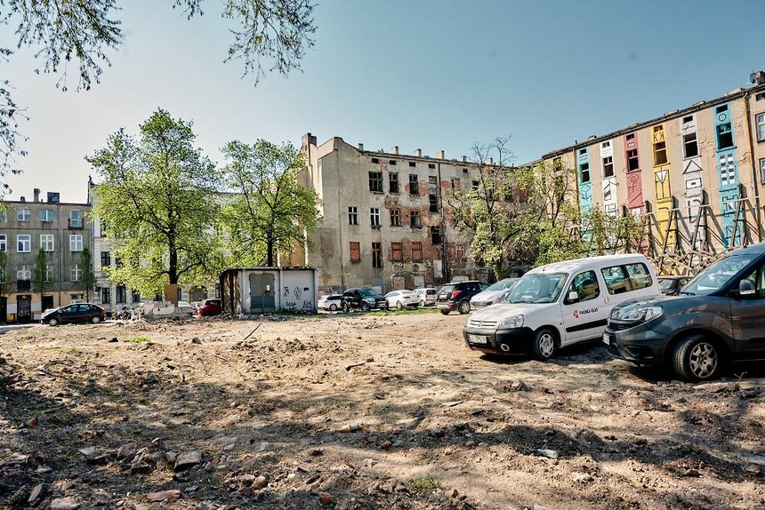 Pasaż Majewskiego zastąpi dziki parking przy ul. Jaracza 22 i połączy ul. Jaracza z ul. Włókienniczą.