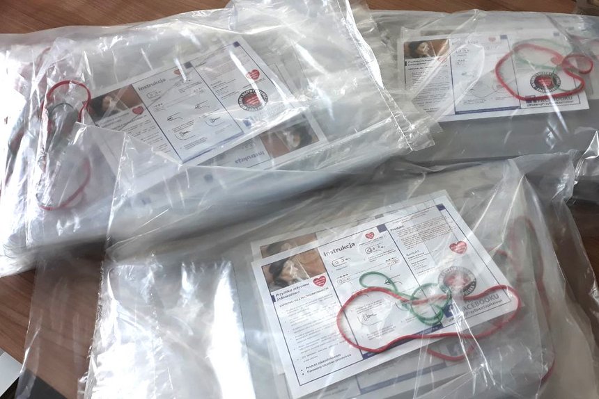 Miejska porodówka im. Rydygiera otrzymała 75 przyłbic od WOŚP.