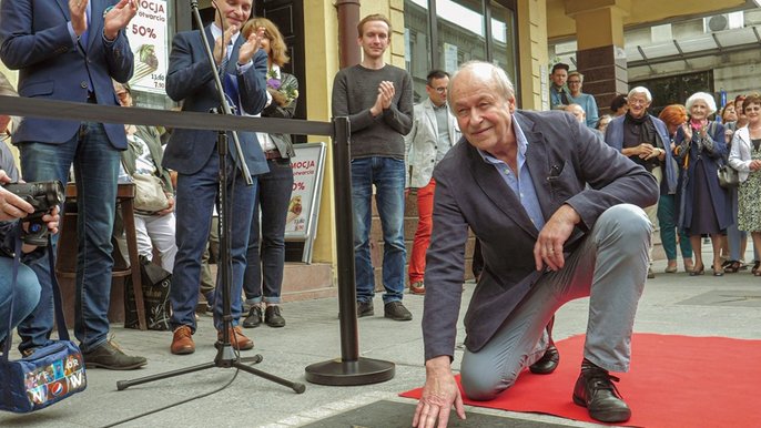 Odsłonięto 73. gwiazdę łódzkiej „Walk of Fame”. Dedykowana jest Wojciechowi Marczewskiemu. Widzowie znają go m.in. ze zrealizowanego w 1990 r. filmu „Ucieczka z kina Wolność”, w którym rozprawiał się z absurdami życia w PRL-u. - fot. Stefan Brajter