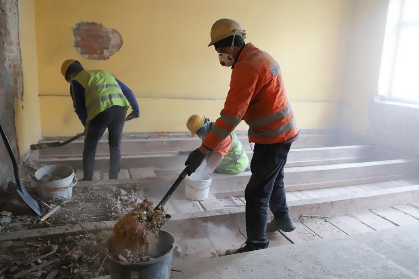 Pomimo wyjątkowej sytuacji prace budowlane prowadzone są zgodnie z planem. Na terenie budowy obowiązują przepisy mające na celu zapewnienie bezpieczeństwa wszystkim pracownikom.