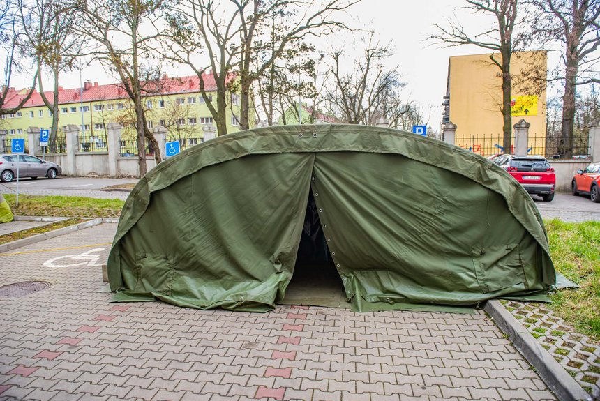 Przed szpitalem miejskim im. Jonschera stanęły namioty, w których może powstać „mobilna" izba przyjęć. fot. Radosław Żydowicz