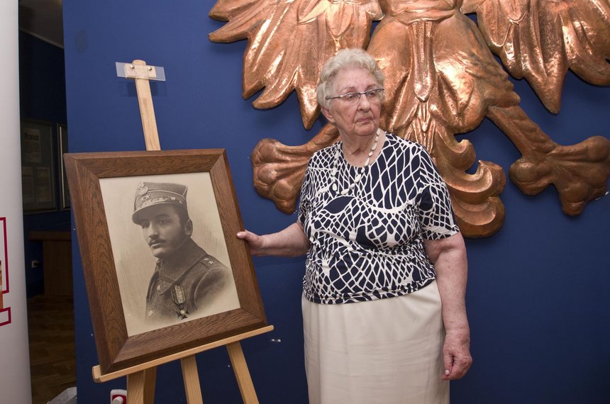 Zofia Jakubowicz prezentuje portret Stefana Pogonowskiego, z krzyżem Virtuti militari, nigdy nie zdjętym, przypiętym przez generała Władyslawa Sikorskiego.