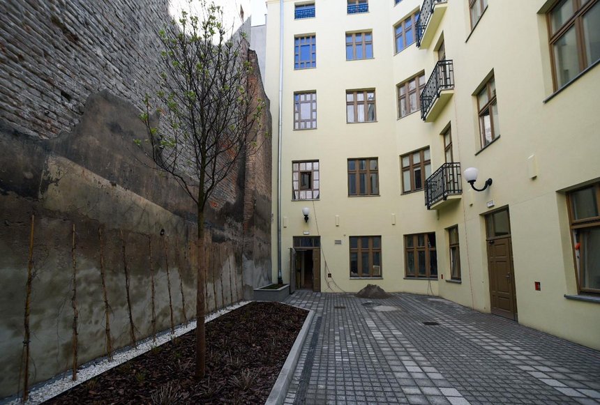 W kamienicy przy ul. Narutowicza 4 będą komfortowe mieszkania, lokale użytkowe i zielone podwórko do sąsiedzkich spotkań.