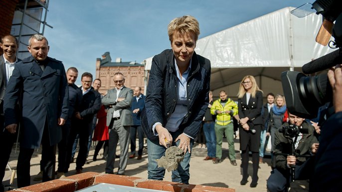 Z udziałem prezydent Łodzi Hanny Zdanowskiej odbyła się uroczystość wmurowania kamienia węgielnego Z udziałem prezydent Łodzi Hanny Zdanowskiej odbyła się uroczystość wmurowania kamienia węgielnego - fot. Radosław Jóźwiak / UMŁ