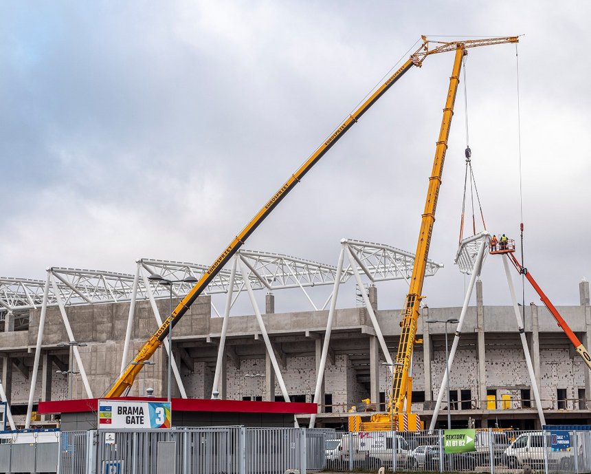 Montaż dachu i budowa ostatniej trybuny na stadionie ŁKS fot. UMŁ