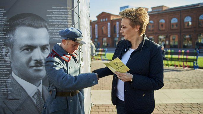Prezydent Zdanowska zaprezentowała reprint pierwszej polskiej książeczki wojskowej Prezydent Zdanowska zaprezentowała reprint pierwszej polskiej książeczki wojskowej - mat. UMŁ