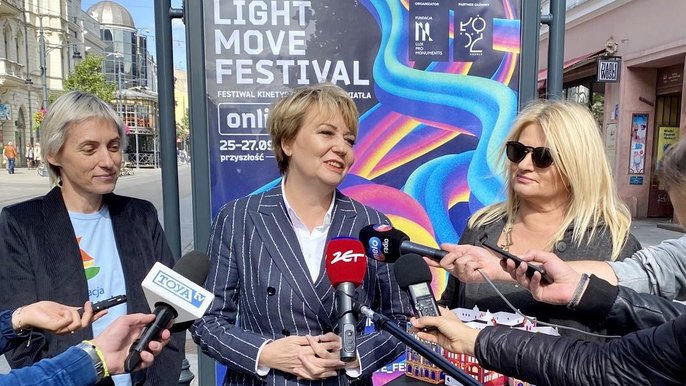 Marta Libiszowska z Fundacji „Dom w Łodzi”; Hanna Zdanowska, Prezydent Miasta Łodzi; Beata Konieczniak, dyrektor artystyczna Light.Move.Festival Marta Libiszowska z Fundacji „Dom w Łodzi”; Hanna Zdanowska, Prezydent Miasta Łodzi; Beata Konieczniak, dyrektor artystyczna Light.Move.Festival - fot. Stefan Brajter / UMŁ