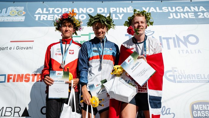 - na zdjęciu 3 medalistów na podium w tym Tomasz Rzeńca z polską flagą
