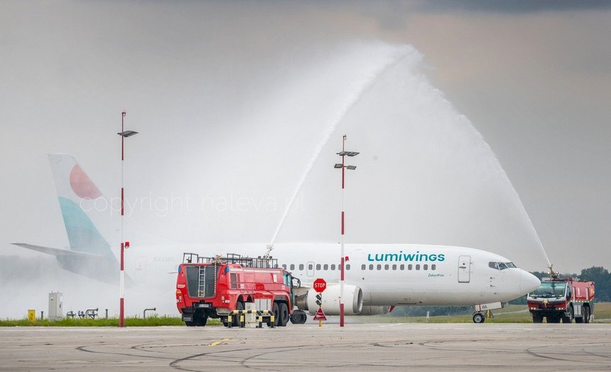 W piątek, 2 lipca, na łódzkim lotnisku przywitano salutem wodnym pierwszy samolot z włoskiego miasta Forli i nową linię lotnicza Lumiwings. foto: materiały prasowe Port Lotniczy Łódź