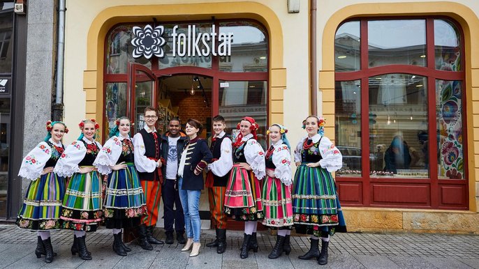 Do Łodzi, na Piotrkowską zawitała kolejna znana marka Folk Star– sklep propagujący ludowe wzornictwo z całej Polski, rękodzieło artystyczne i pamiątki wzorowane na motywach folklorystycznych. Do Łodzi, na Piotrkowską zawitała kolejna znana marka Folk Star– sklep propagujący ludowe wzornictwo z całej Polski, rękodzieło artystyczne i pamiątki wzorowane na motywach folklorystycznych. - fot. Sebastian Glapiński