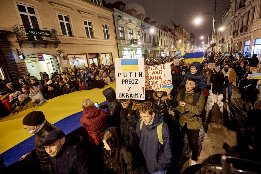 Marsz "Stop Wojnie!" na ul. Piotrkowskiej fot. Radosław Jóźwiak