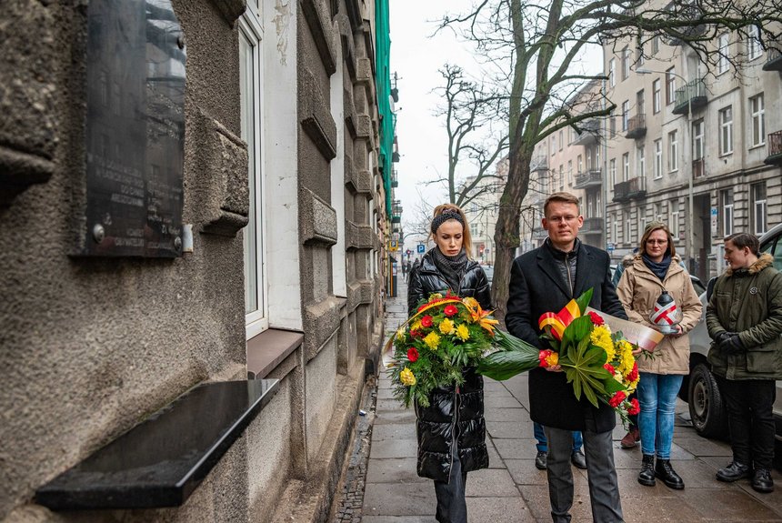 Kwiaty składają wiceprezydent Adam Wieczorek i wiceprzewodnicząca Rady Miejskiej w Łodzi Paulina Setnik. Fot. P. Wacławiak, UMŁ.