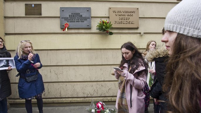 Z okazji Dnia Kobiet miasto uczciło wojenne bohaterki. Wraz z Fundacją Łódzki Szlak Kobiet zorganizowano spacer szlakiem pamięci łodzianek, należących do Armii Krajowej. Z okazji Dnia Kobiet miasto uczciło wojenne bohaterki. Wraz z Fundacją Łódzki Szlak Kobiet zorganizowano spacer szlakiem pamięci łodzianek, należących do Armii Krajowej. - fot. Andrzej Janecki