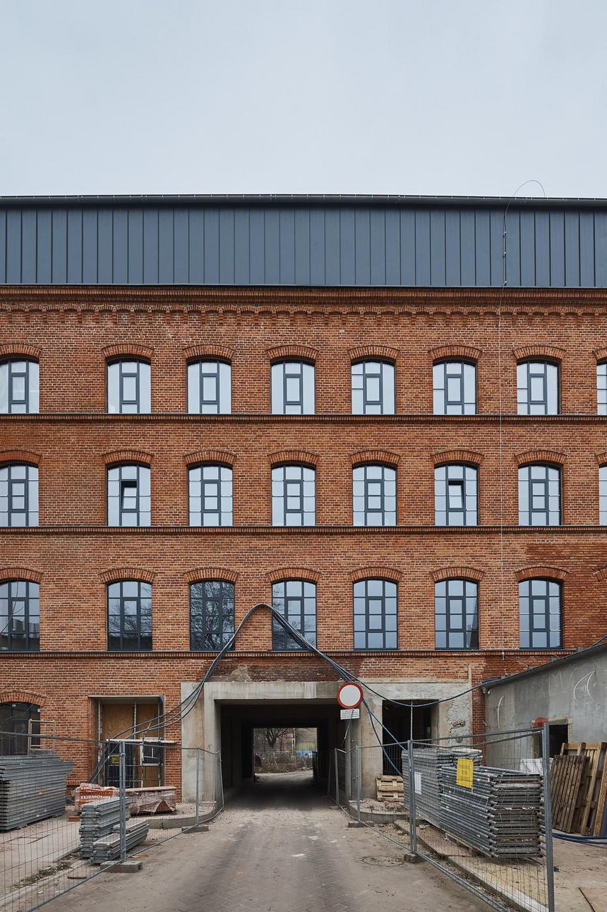 Elewacja z zabytkowej czerwonej cegły kamienicy przy ul. Tuwima 10 fot. Radosław Jóźwiak / UMŁ