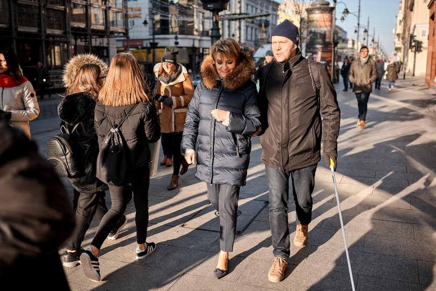 Prezydent Łodzi Hanna Zdanowska wspólnie pomysłodawcą, niewidomym Janem Szusterem zaprezentowali działanie systemu powiadamiającego osoby niewidome czy słabo widzące, o lokalizacji w przestrzeni miejskiej. fot. Sebastian Glapiński