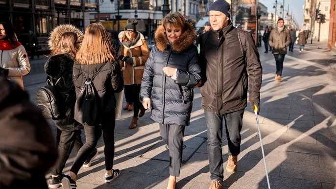 Prezydent Łodzi Hanna Zdanowska wspólnie pomysłodawcą, niewidomym Janem Szusterem zaprezentowali działanie systemu powiadamiającego osoby niewidome czy słabo widzące, o lokalizacji w przestrzeni miejskiej. Prezydent Łodzi Hanna Zdanowska wspólnie pomysłodawcą, niewidomym Janem Szusterem zaprezentowali działanie systemu powiadamiającego osoby niewidome czy słabo widzące, o lokalizacji w przestrzeni miejskiej. - fot. Sebastian Glapiński