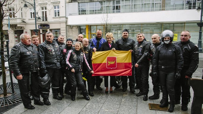 Pamiątkowe zdjęcie motocyklistów z prezydent Łodzi Pamiątkowe zdjęcie motocyklistów z prezydent Łodzi - fot. Radosław Jóźwiak / UMŁ