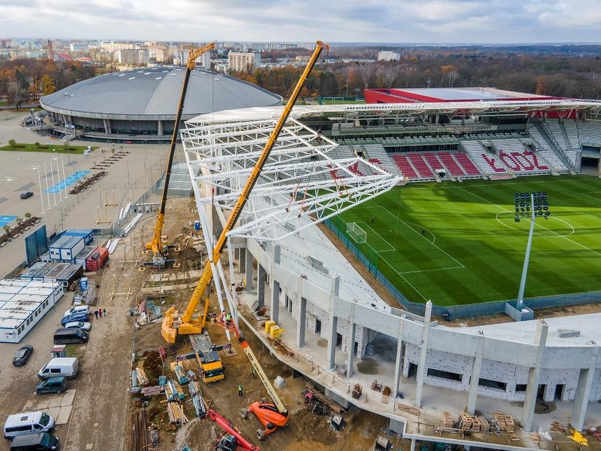 Montaż dachu i budowa ostatniej trybuny na stadionie ŁKS fot. UMŁ