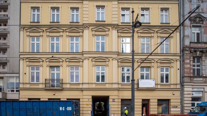 W 2012 r. w ramach programu Mia100 Kamienic została wyremontowana elewacja frontowa kamienicy (od strony ul. Narutowicza), teraz przemianę przechodzi wewnętrzna część budynku wraz z podwórzem. W 2012 r. w ramach programu Mia100 Kamienic została wyremontowana elewacja frontowa kamienicy (od strony ul. Narutowicza), teraz przemianę przechodzi wewnętrzna część budynku wraz z podwórzem. - fot. Stefan Brajter