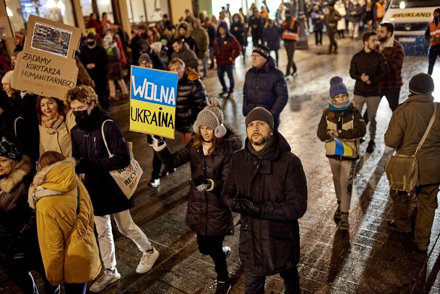 Marsz "Stop Wojnie!" na ul. Piotrkowskiej fot. Radosław Jóźwiak