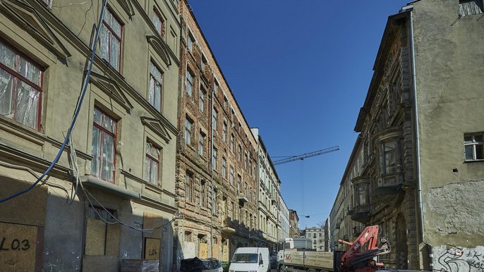 Trwają prace remontowe wewnątrz kamienic oraz na podwórkach przy ul. Włókienniczej. Trwają prace remontowe wewnątrz kamienic oraz na podwórkach przy ul. Włókienniczej. - fot. Radosław Jóźwiak