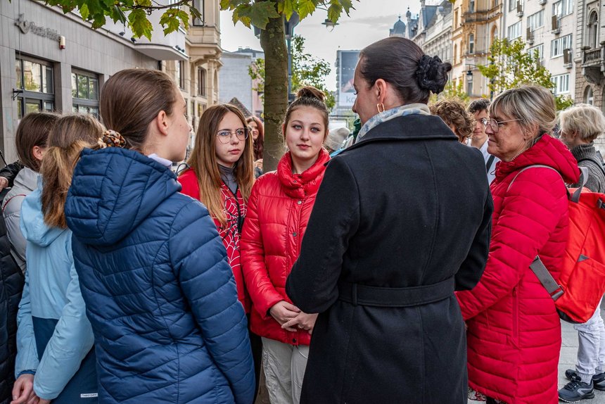Wiceprezydent Łodzi Małgorzata Moskwa - Wodnicka z uczniami SP nr 173 w Łodzi. fot. Patryk Wacławiak, UMŁ.