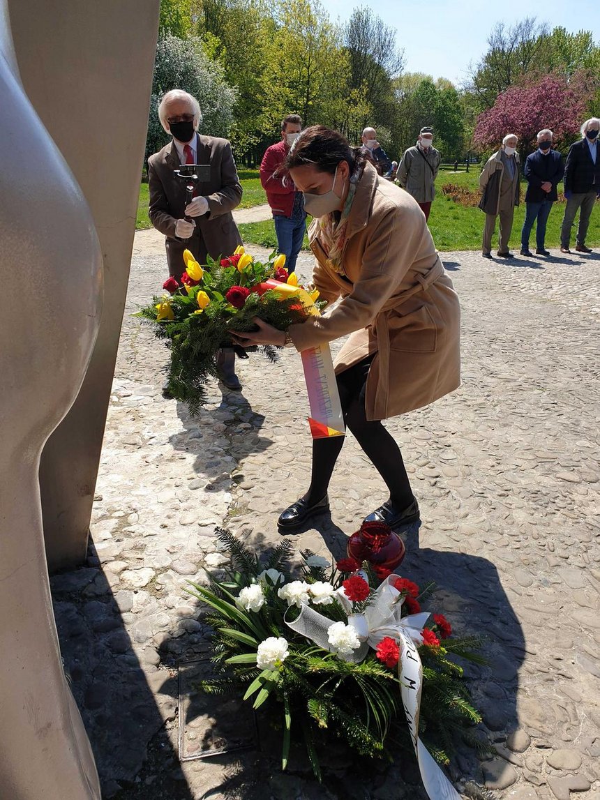 Kwiaty pod pomnikiem Pękniętego Serca w parku Szarych Szeregów złożyła też wiceprezydent Miasta Łodzi Małgorzata Moskwa-Wodnicka. fot. UMŁ