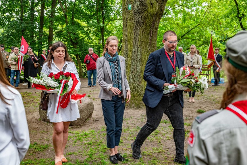 Przedstawiciele muzeów: "Bibuły - Tajnej Drukarni Józefa i Marii Piłsudskich" oraz Muzeum Tradycji Niepodległościowych w Łodzi. Fot. P. Wacławiak.