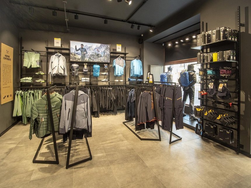 Sklep z odzieżą i wyposażeniem turystycznym Salewa Mountain Shop fot. Stefan Brajter / UMŁ