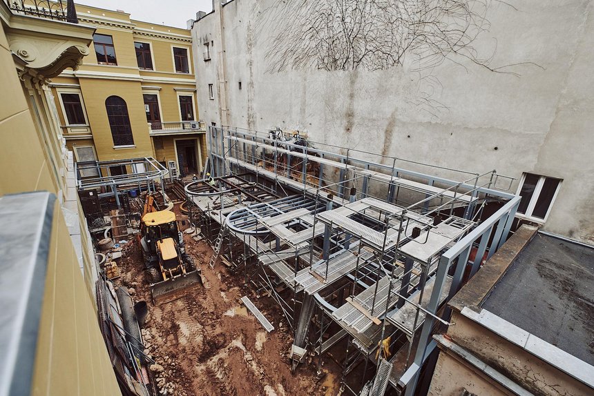 Trwają intensywne prace budowlane przy ul. Piotrkowskiej 77. Widoczna już jest stalowa konstrukcja dwupoziomowego ogródka w podwórzu. fot. Sebastian Glapiński / UMŁ
