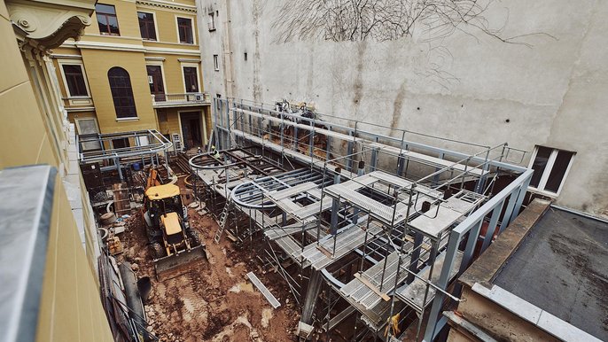 Trwają intensywne prace budowlane przy ul. Piotrkowskiej 77. Widoczna już jest stalowa konstrukcja dwupoziomowego ogródka w podwórzu. Trwają intensywne prace budowlane przy ul. Piotrkowskiej 77. Widoczna już jest stalowa konstrukcja dwupoziomowego ogródka w podwórzu. - fot. Sebastian Glapiński / UMŁ
