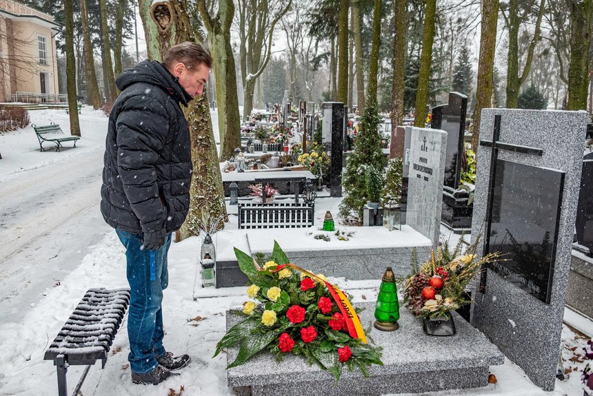 Kwiaty składa Mariusz Goss. pełnomocnik Prezydenta Miasta Łodzi ds. Dziedzictwa Łodzi. Fot. P. Wacławiak, UMŁ.