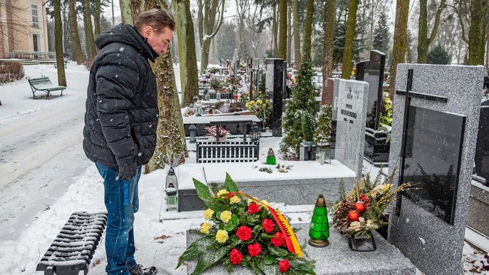 - Kwiaty składa Mariusz Goss. pełnomocnik Prezydenta Miasta Łodzi ds. Dziedzictwa Łodzi. Fot. P. Wacławiak, UMŁ.