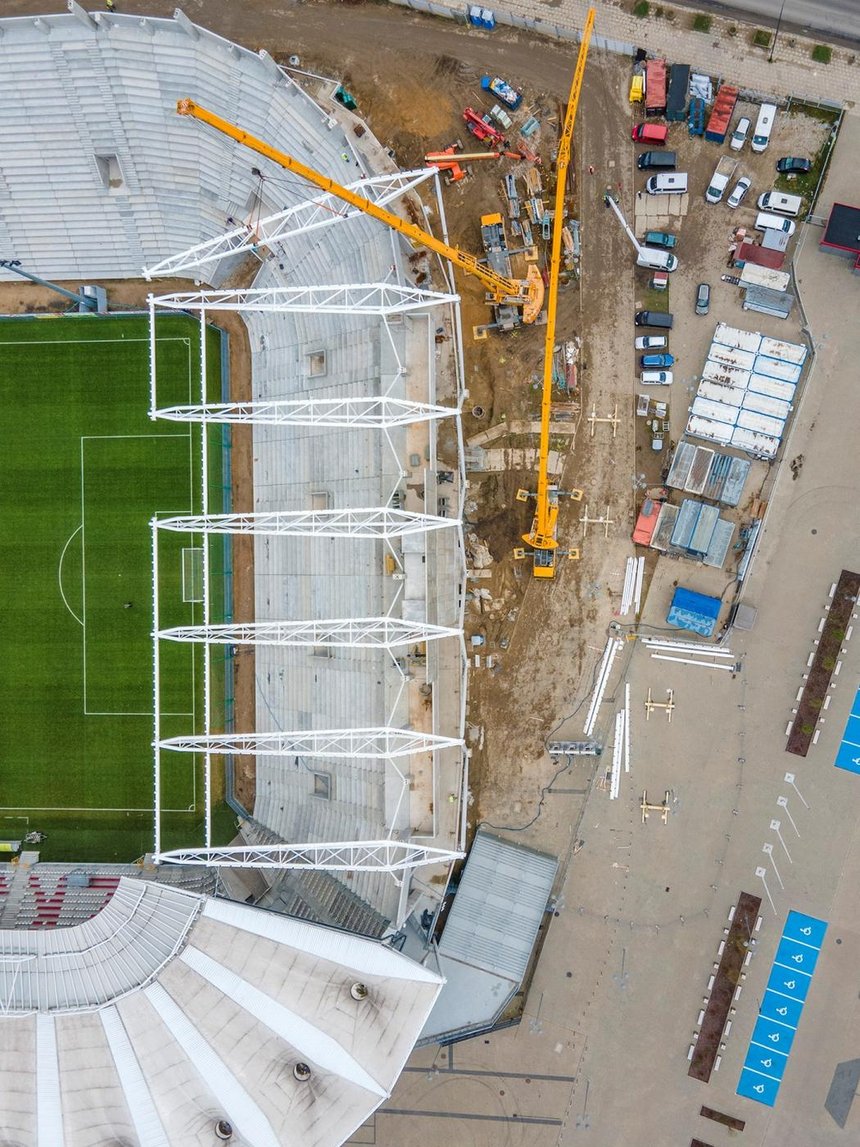 Montaż dachu i budowa ostatniej trybuny na stadionie ŁKS fot. UMŁ