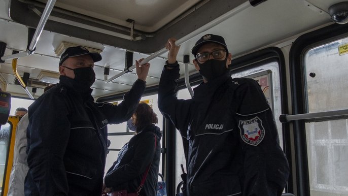 Policjanci i kontrolerzy MPK sprawdzają, czy pasażerowie zakrywają usta i nos w pojazdach komunikacji miejskiej Policjanci i kontrolerzy MPK sprawdzają, czy pasażerowie zakrywają usta i nos w pojazdach komunikacji miejskiej - fot. MPK-Łódź