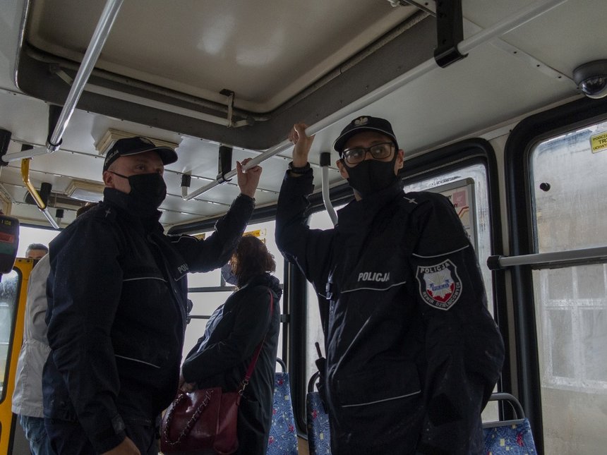 Policjanci i kontrolerzy MPK sprawdzają, czy pasażerowie zakrywają usta i nos w pojazdach komunikacji miejskiej fot. MPK-Łódź