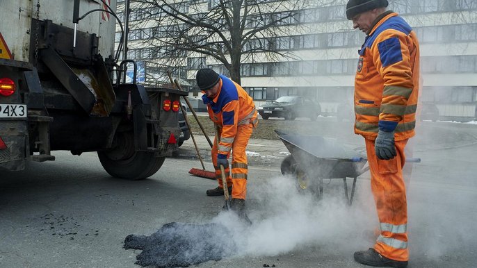 Asfalt układany jest dwoma metodami. Na zimno w okresie zimowym i deszczowym albo na ciepło, przy bardziej sprzyjającej pogodzie. Asfalt układany jest dwoma metodami. Na zimno w okresie zimowym i deszczowym albo na ciepło, przy bardziej sprzyjającej pogodzie. - fot. Radosław Jóźwiak