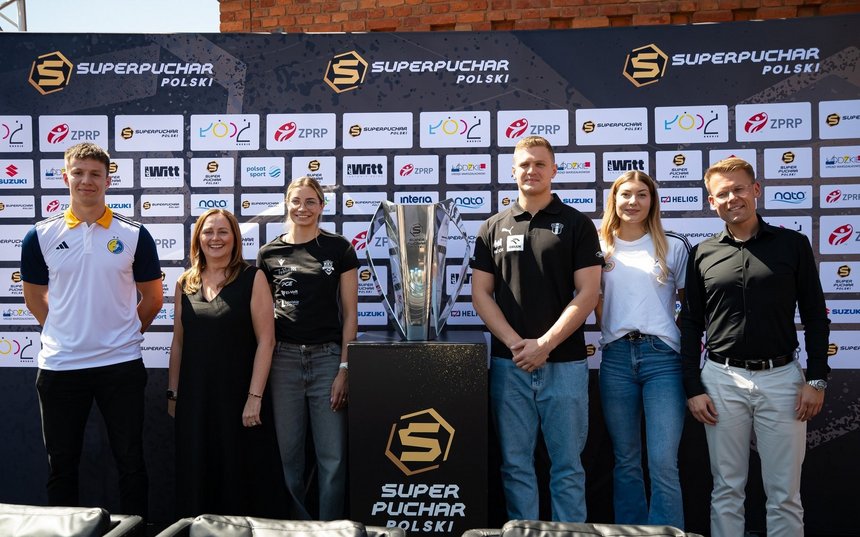 na zdjęciu zawodnicy i zawodniczki superpucharu oraz Wiceprezydent oraz Pani Marszałek pozują przy trofeum